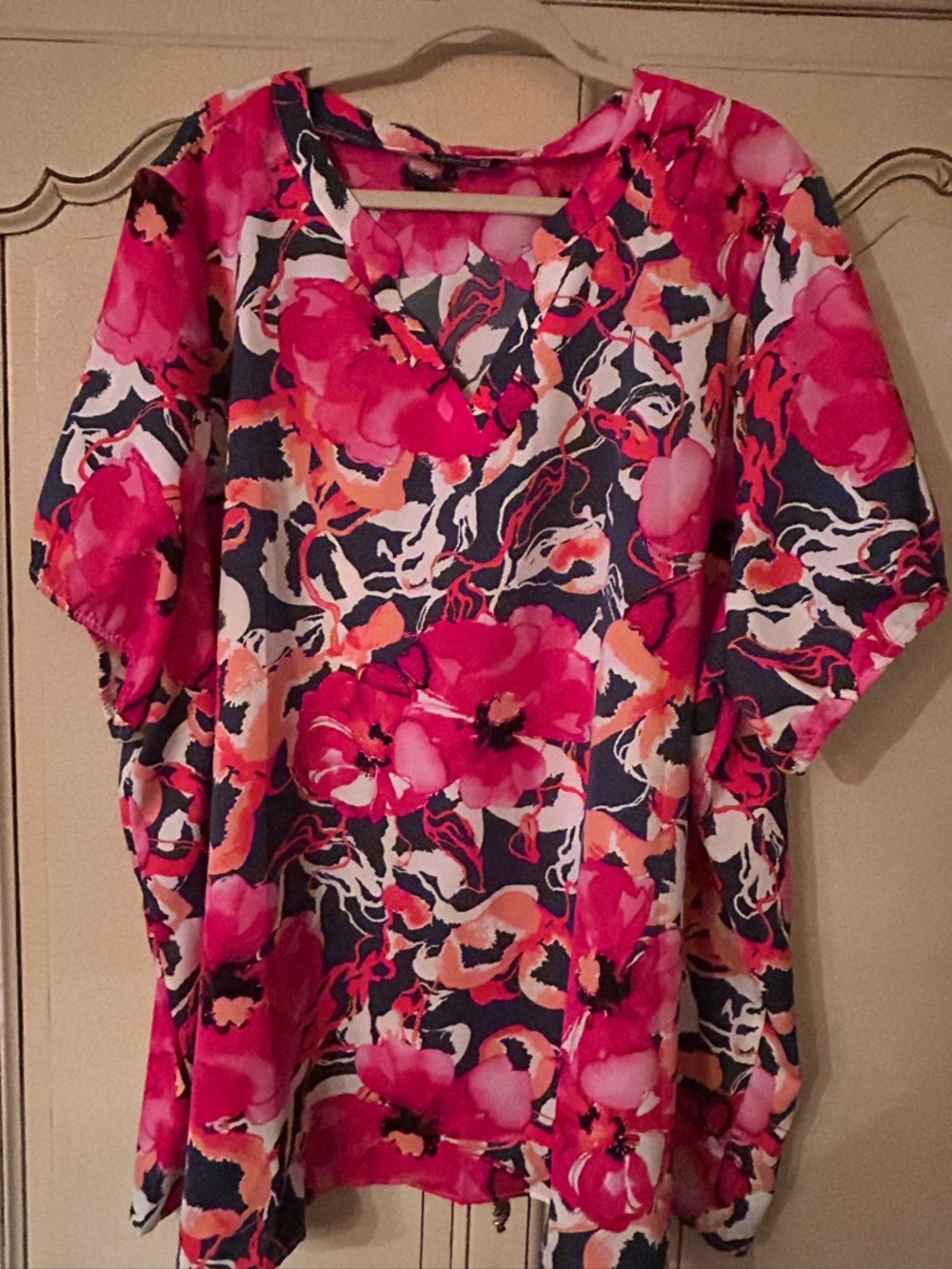 BloomChic 28 Pink & Navy Floral V-Neck blouse